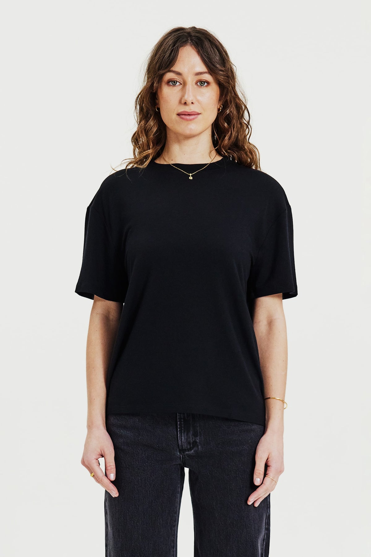 Boxy t-shirt i viskosjersey - Svart – framsida