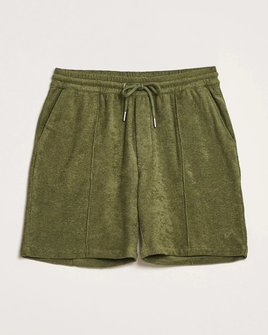 Olivgröna herrshorts i frotté med dragsko i midjan, klassisk sommarstil