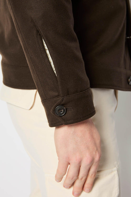 Overshirt herr jacka i brun ull, knappdetalj och ficka, närbild på ärm