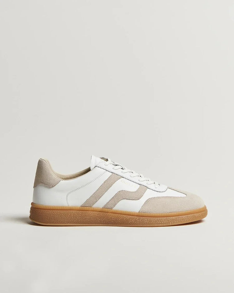 Vit och beige herrsneaker i läder med gummisula, klassisk stil mot vit bakgrund