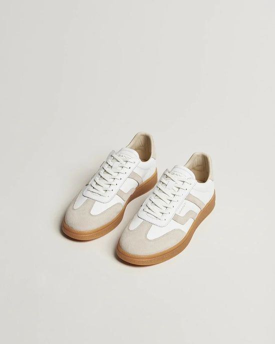 Herrsneakers i vitt och beige läder med gummisula, stilrena klassiska skor