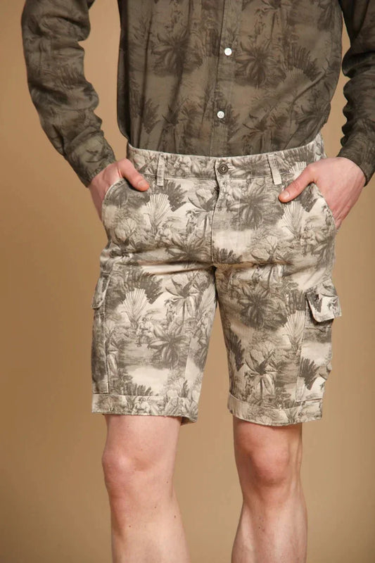 Herr i beiga shorts med tropiskt mönster, matchande skjorta, klassiskt herrmode