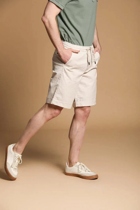 Herr i ljusa shorts och grön pikétröja, promenadstil, klassiska herrkläder