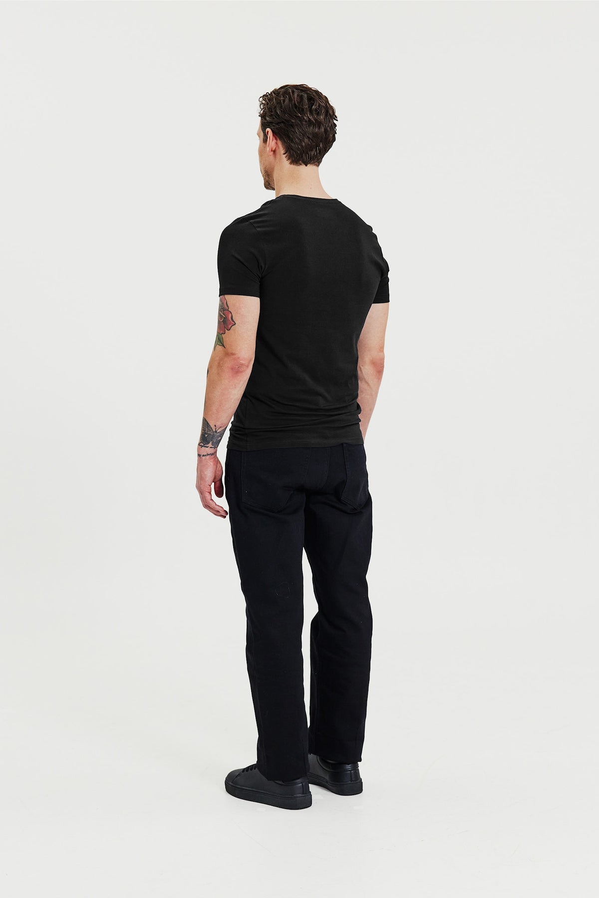 V-ringad t-shirt i ekologisk bomull, 2-pack - Svart – detalj