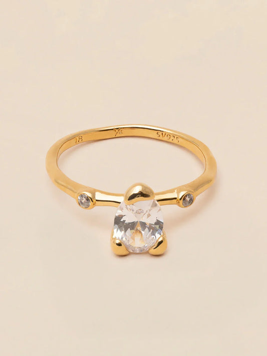 Elegant guldring med klar sten och diskreta detaljer, herrsmycke på ljus bakgrund