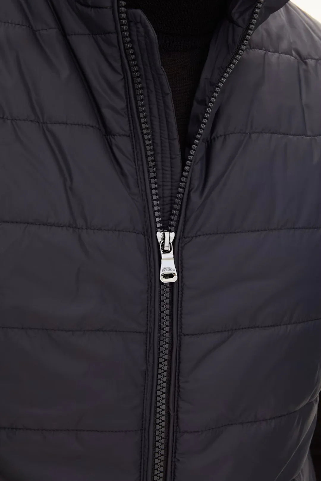 Padded Liner Vest herr väst i marinblå, närbild på dragkedja och quiltad söm