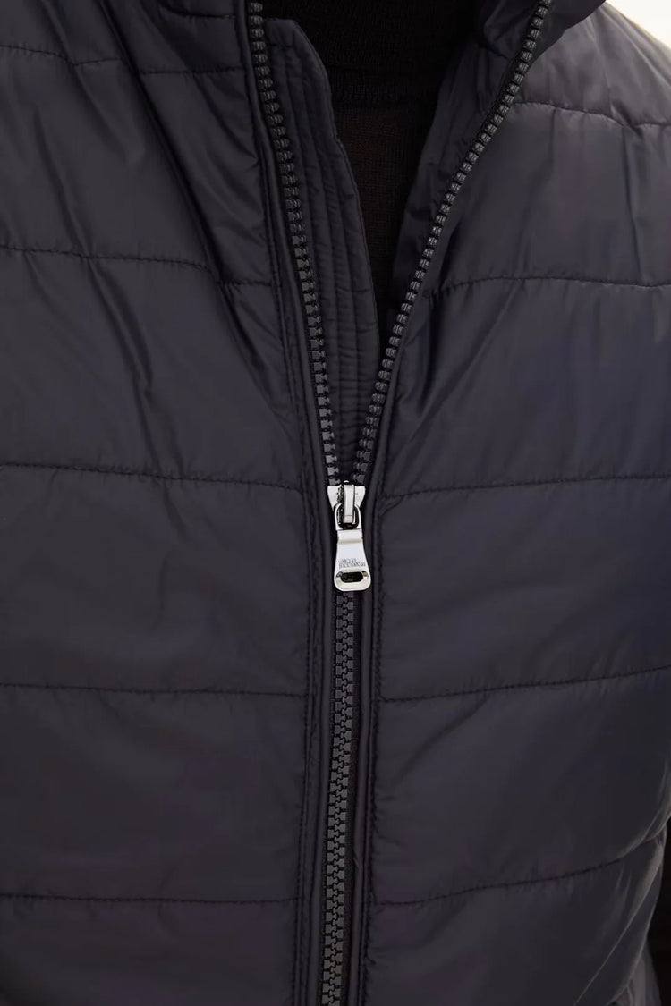 Padded Liner Vest herr väst i marinblå, närbild på dragkedja och quiltad söm