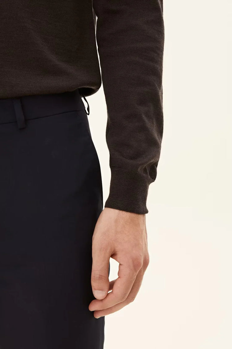 Melvin poloshirt herr långärmad brun flanell, närbild på ärm och byxor