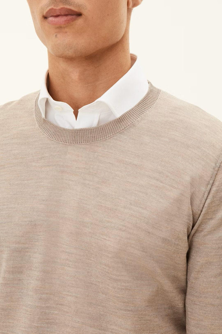 Miguel rundhalsad herrtröja i beige, bärs över vit skjorta
