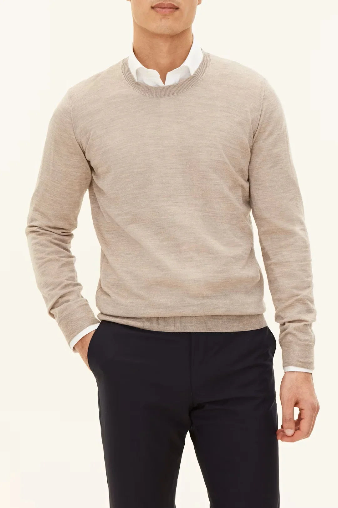Miguel herr tröja i rund hals, beige, långärmad, på man i vit skjorta