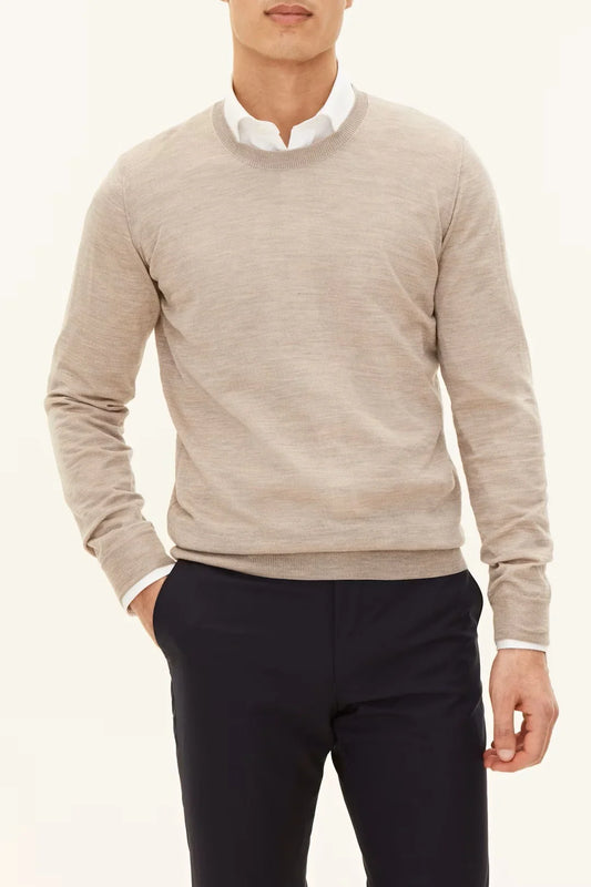 Miguel herr tröja i rund hals, beige, långärmad, på man i vit skjorta
