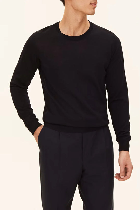 Miguel herr tröja med rund hals i mörkblått, långärmad och elegant stil