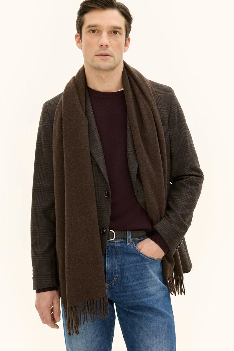 Oscar Jacobson herr scarf, brun halsduk med fransar på man i kavaj och jeans
