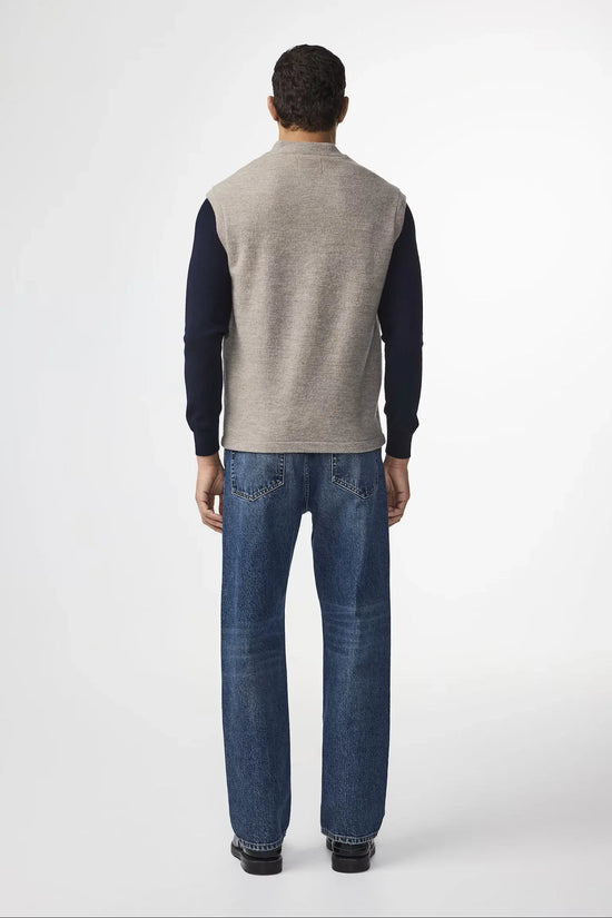 Bakre vy av man i klassisk herrväst och blå jeans