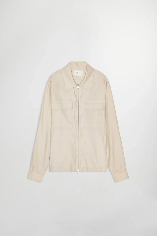 Beige skjortjacka herr med dragkedja och bröstfickor mot vit bakgrund