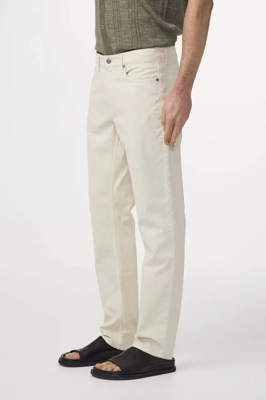 Herrkläder, beige byxor i rak modell och svart sandal på vit bakgrund