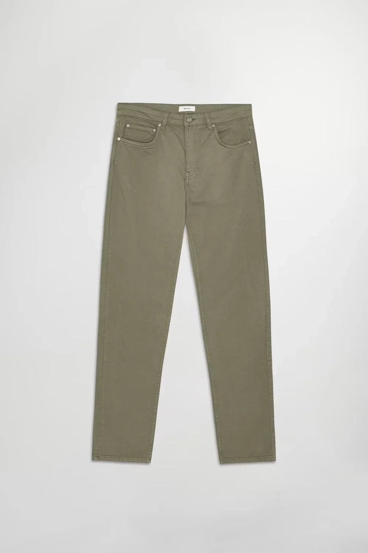 Olivgröna herrjeans i klassisk modell mot vit bakgrund