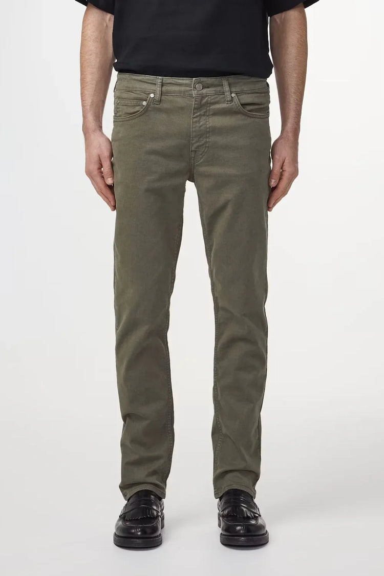 Olivgröna herrjeans i rak modell, klassiska byxor mot vit bakgrund.
