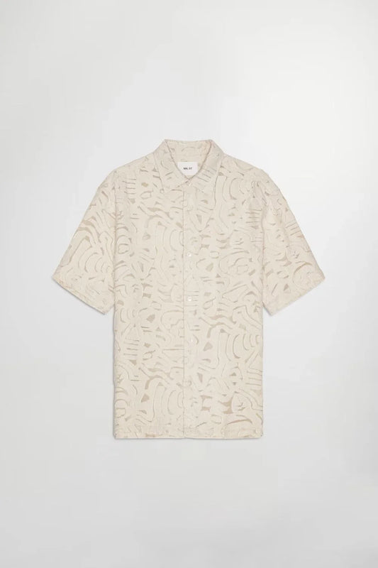 Beige kortärmad herrskjorta med textur och mönster, klassiskt snitt mot vit bakgrund