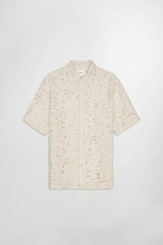 Beige kortärmad herrskjorta med textur och mönster, klassiskt snitt mot vit bakgrund