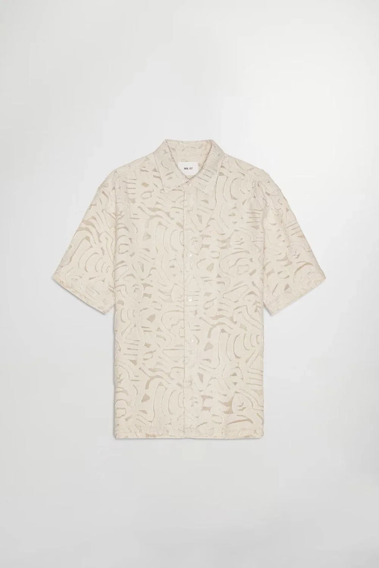 Beige kortärmad herrskjorta med textur och mönster, klassiskt snitt mot vit bakgrund