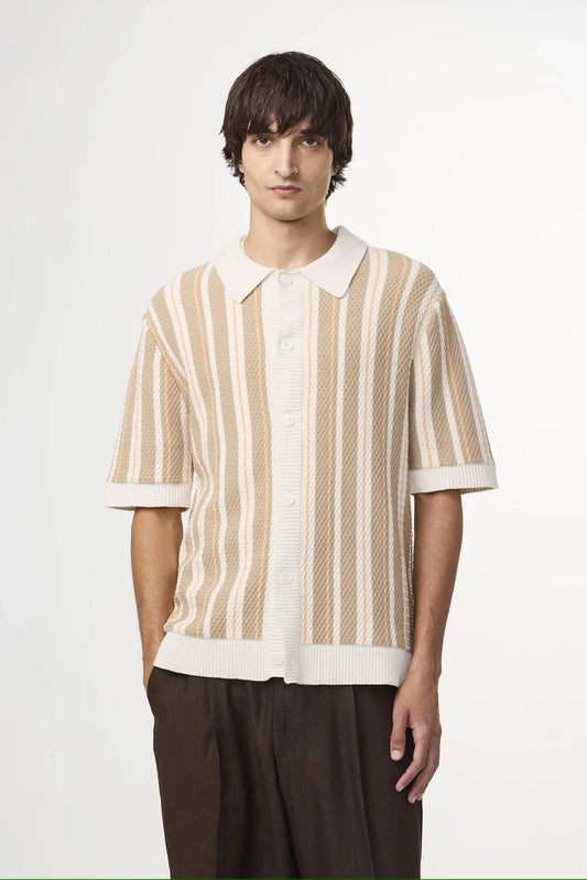 Man i beige och vit randig stickad kortärmad skjorta med krage, herrmode