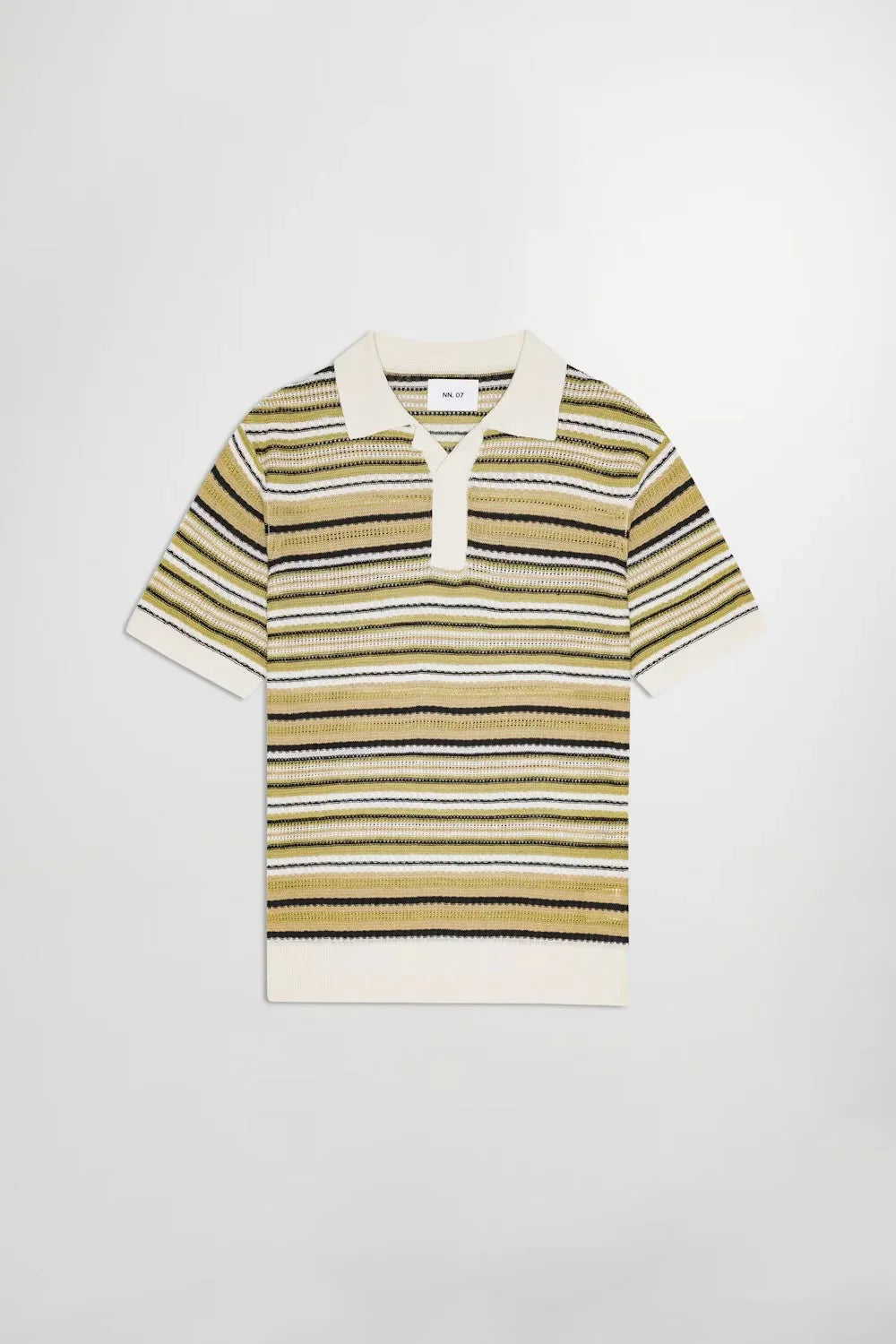 Stickad herrtröja med kort ärm och randigt mönster i beige, grönt och svart på vit bakgrund.