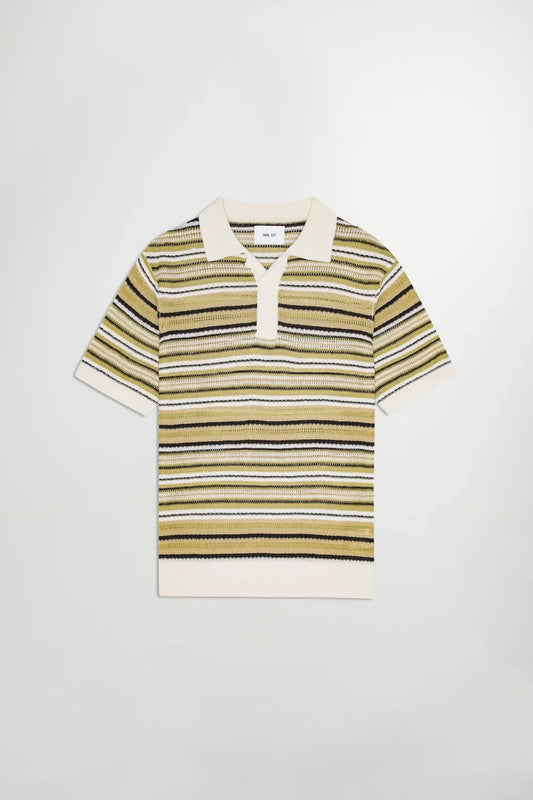 Stickad herrtröja med kort ärm och randigt mönster i beige, grönt och svart på vit bakgrund.
