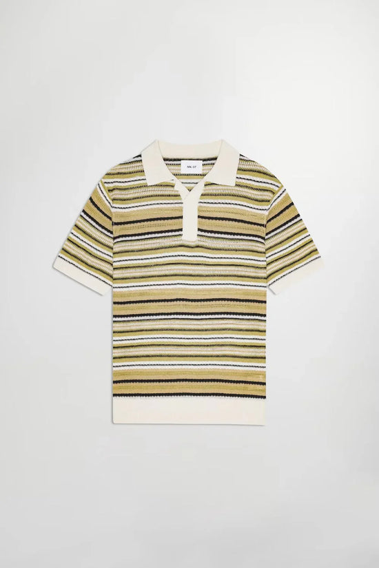 Stickad herrtröja med kort ärm och randigt mönster i beige, grönt och svart på vit bakgrund.