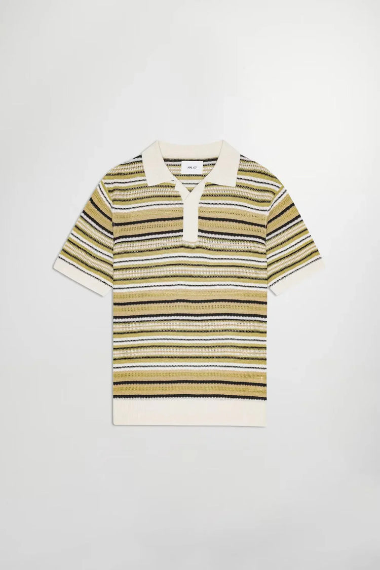 Stickad herrtröja med kort ärm och randigt mönster i beige, grönt och svart på vit bakgrund.