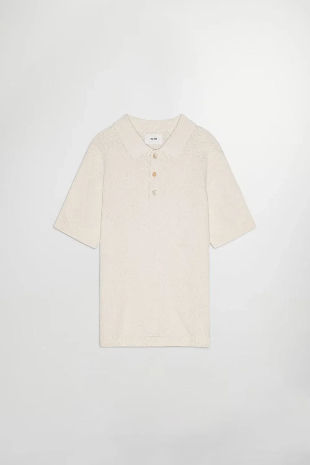 Beige kortärmad pikétröja för herr med krage och knappslå mot vit bakgrund