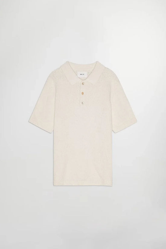 Beige kortärmad pikétröja för herr med krage och knappslå mot vit bakgrund