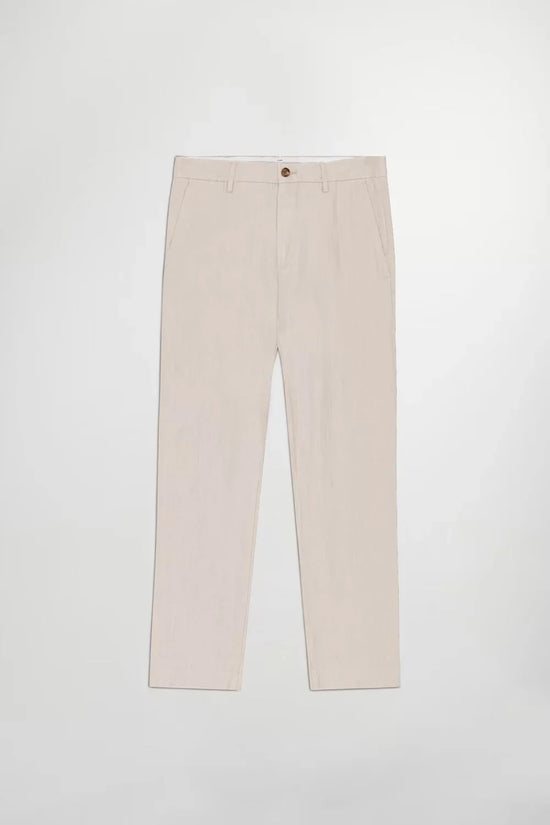 Beige herrbyxor i klassisk modell med fickor, mot vit bakgrund