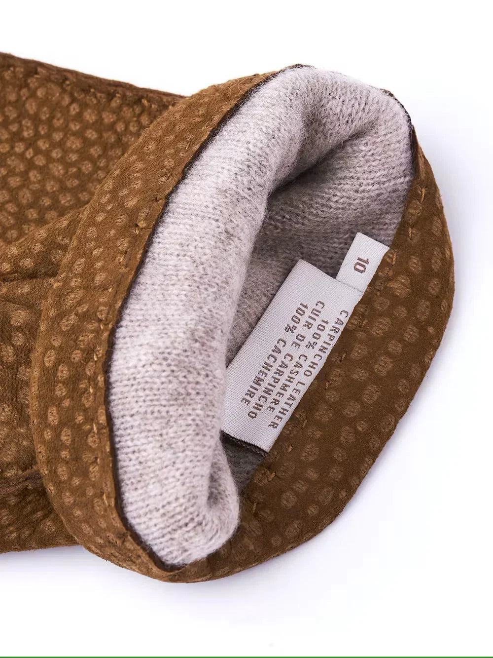 Brun herrhandske i präglat läder med beige ullfoder, närbild på etikett.
