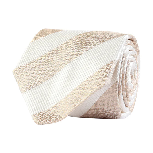 Beige och vit randig slips i klassisk herrstil mot vit bakgrund