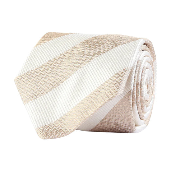Beige och vit randig slips i klassisk herrstil mot vit bakgrund