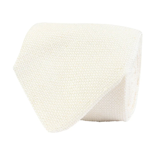 Beige slips i strukturerat tyg, klassisk herraccessoar mot vit bakgrund