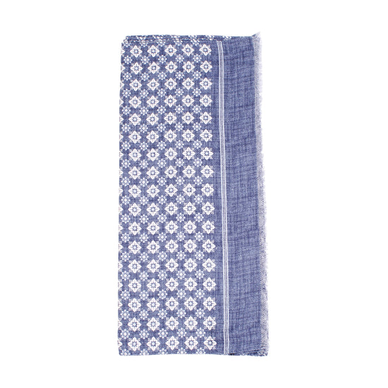 Blåvitt herrscarf med småblommigt mönster och fransad kant mot vit bakgrund