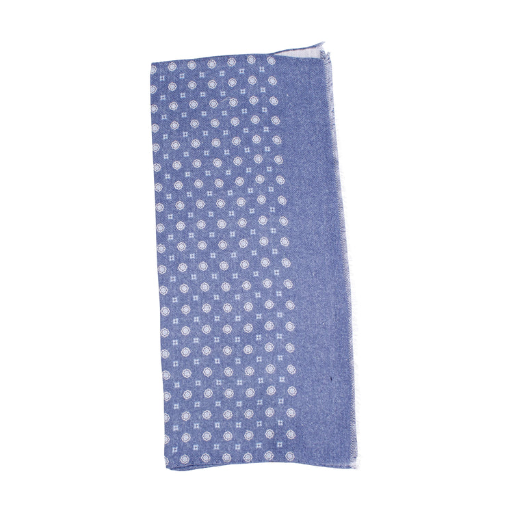 Blå herrscarf med vita prickar och fransad kant, klassiskt och stilrent accessoar