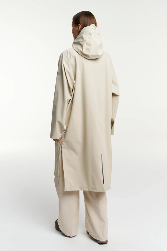 Beige Drizzle Parka unisex regnjacka med huva från baksidan