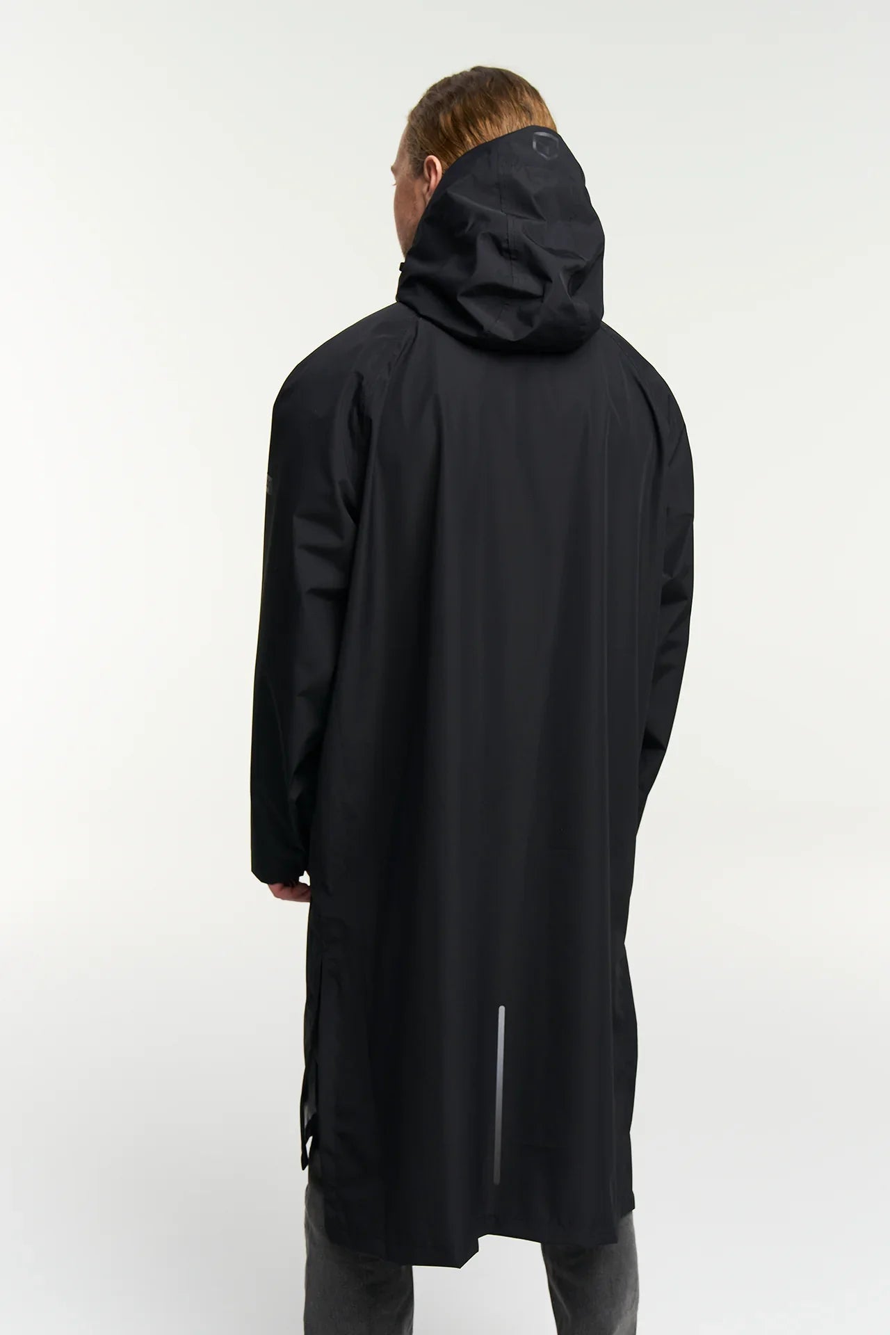 Drizzle Parka svart regnjacka herr med huva, lång modell, bakifrån