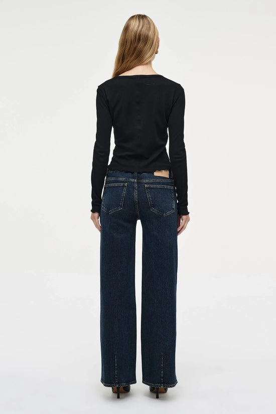 Vida jeans dark vintage indigo, svart ribbad långärmad topp