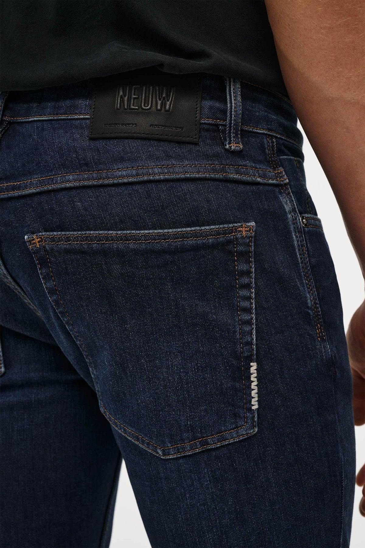 Neuw Lou Slim Blue Sunday Jeans - Mellanblå – detalj
