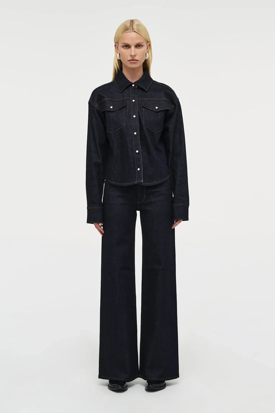 ACNE Studios mörkblå jeansskjorta och vida jeans byxor dam