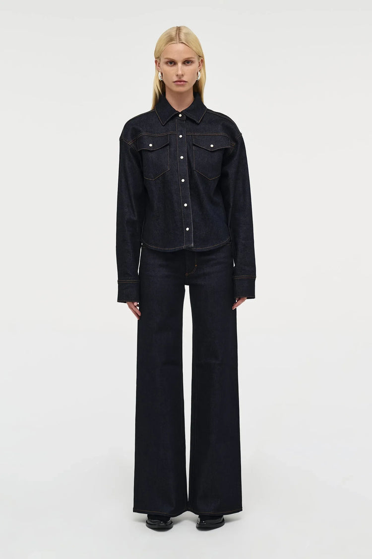 ACNE Studios mörkblå jeansskjorta och vida jeans byxor dam