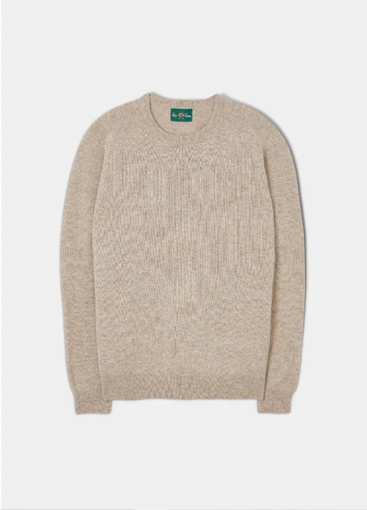 Beige stickad herrtröja i ull med rund hals, klassisk design, mot ljus bakgrund.