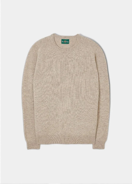 Beige stickad herrtröja i ull med rund hals, klassisk design, mot ljus bakgrund.