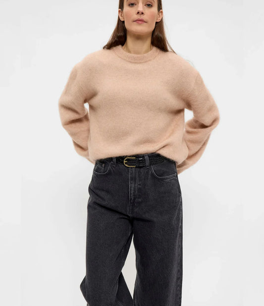 Beige mohairtröja rund hals dam, svarta raka jeans
