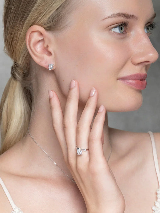 Kvinna med elegant örhänge, silverring med diamant och halsband, närbild smycken