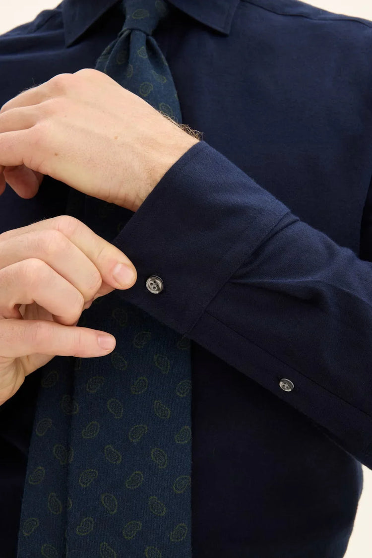 Oscar Jacobson herr skjorta i marinblå borstad flanell, regular fit, cut away-krage